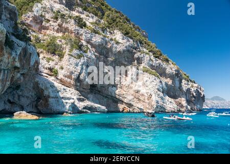 Le littoral de Cala Mariolu, célèbre plage de la baie dans le golfe d'Orosei (Sardaigne, Italie) Banque D'Images