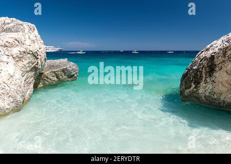 Le littoral de Cala Mariolu, célèbre plage de la baie dans le golfe d'Orosei (Sardaigne, Italie) Banque D'Images