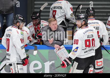 Hessen, Francfort, 28 février 2021 : rencontre d'équipe avec l'entraîneur Peter Russell (EHC Freiburg), Georgiy Saakyan (EHC Freiburg, 10) et Scott Allen (EHC Freiburg, 90). DEL 2 match de hockey sur glace entre Löwen Frankfurt et EHC Freiburg le 28 février 2021 à l'Eissporthalle Frankfurt am main. Photo: Jürgen Kessler/dpa Banque D'Images