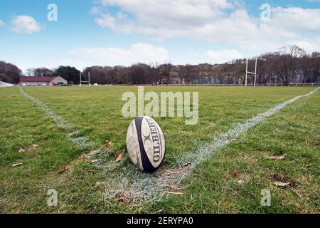 Ballon de rugby au coin d'un terrain de rugby Banque D'Images