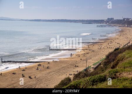 Vue sur Boscombe et Bournemouth Piers sur la plage à Fisherman's Walk, Southbourne, Bournemouth, le jour de février, au beau soleil Banque D'Images