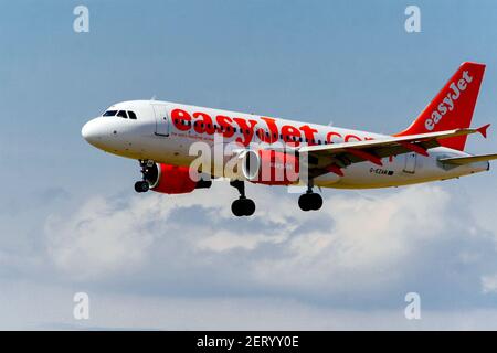 EasyJet avion Airbus A319-100 atterrissant à l'aéroport de Prague République tchèque Banque D'Images