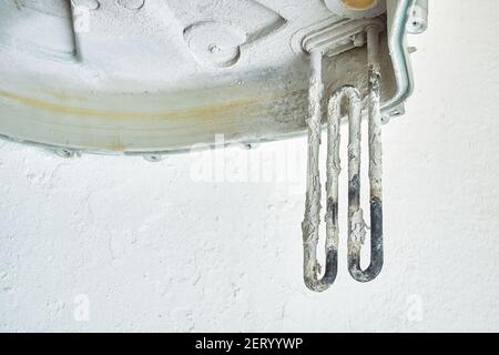 chauffage du lave-linge défectueux. élément du réservoir du lave-linge Banque D'Images