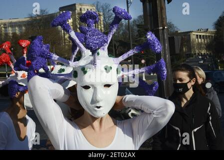 Paris, France. 1er mars 2021. Le groupe d'activistes PETA a organisé une action contre l'exploitation des animaux et pour la cause végétalienne, à Paris, en France, le 01 mars 2021. Photo de Georges Darmon/avenir Pictures/ABACAPRESS.COM crédit: Abaca Press/Alay Live News Banque D'Images