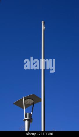 mât long sans drapeau contre un ciel bleu clair en été Banque D'Images