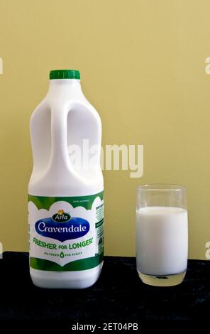 Récipient en plastique et verre de lait filtré Arla Cravendale, Royaume-Uni Banque D'Images