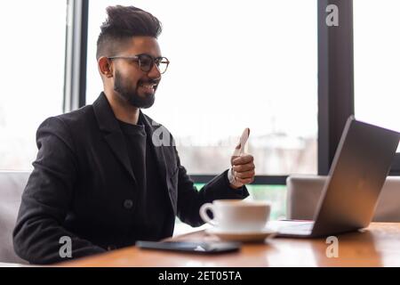 Un jeune homme d'affaires asiatique décontracté se présente Banque D'Images