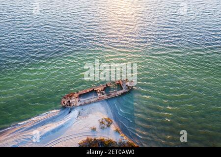 Une barge en béton armé de l'ancien naufrage a abandonné son stand sur la plage La côte de la mer Noire en Ukraine Banque D'Images