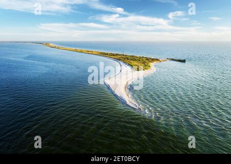 Ancien naufrage Péniche en béton armé abandonnée, stand sur la plage sur la côte de la mer Noire dans la péninsule de Kinburn, en Ukraine Banque D'Images