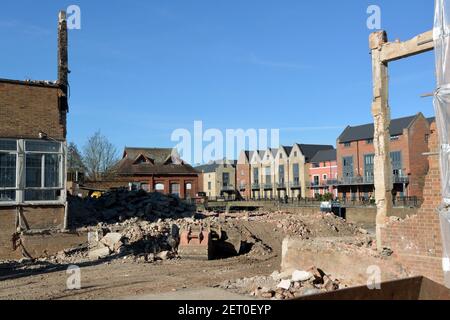 En regardant à travers un site de démolition vers le bidonville de New Mills sur la rivière Wensum, Norwich, Norfolk, Royaume-Uni Banque D'Images