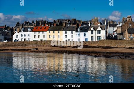 Anstruther Fife, Écosse, Royaume-Uni. 1er mars 2021. Le printemps est arrivé aujourd'hui à Fife, par une journée sans vent, avec des températures chaudes, un ciel sans nuages et un soleil incassé au village de pêcheurs d'Anstruther, dans le Neuk est de Fife. Iain Masterton/Alay Live News Banque D'Images