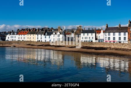 Anstruther Fife, Écosse, Royaume-Uni. 1er mars 2021. Le printemps est arrivé aujourd'hui à Fife, par une journée sans vent, avec des températures chaudes, un ciel sans nuages et un soleil incassé au village de pêcheurs d'Anstruther, dans le Neuk est de Fife. Iain Masterton/Alay Live News Banque D'Images