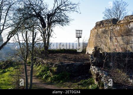 Vestiges de la chapelle Saint-Michel sur les hauteurs de Kett, point de vue fortement boisé sur le point le plus élevé surplombant la ville de Norwich. Banque D'Images