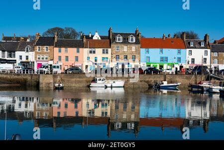 Anstruther Fife, Écosse, Royaume-Uni. 1er mars 2021. Le printemps est arrivé aujourd'hui à Fife, par une journée sans vent, avec des températures chaudes, un ciel sans nuages et un soleil incassé au village de pêcheurs d'Anstruther, dans le Neuk est de Fife. Iain Masterton/Alay Live News Banque D'Images