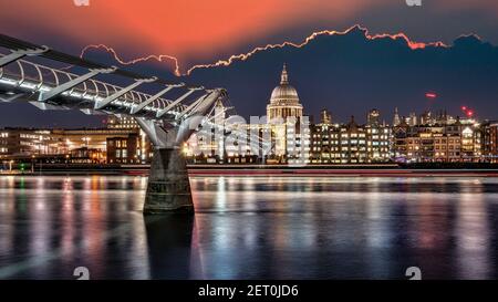 Le Millennium Bridge et la cathédrale St Pauls, Londres, Royaume-Uni. Banque D'Images