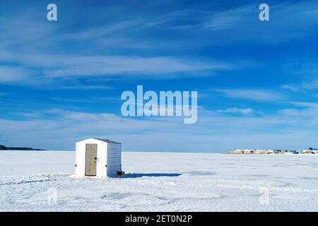 Pêche sur glace dans un port gelé le long de la côte de l'Île-du-Prince-Édouard, Canada. Banque D'Images