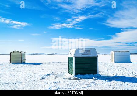 Pêche sur glace dans un port gelé le long de la côte de l'Île-du-Prince-Édouard, Canada. Banque D'Images