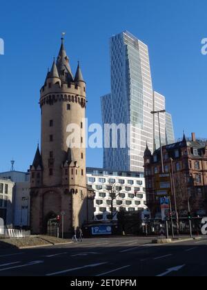 Vieux rencontre jeune. La tour Eschenheimer a été construite au XVe siècle, la tour derrière, la Nextower, 2009. Plus de 500 ans d'histoire du bâtiment. Banque D'Images