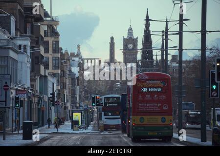 EDINBURGH, ROYAUME-UNI - 17 FÉVRIER 2021. Princes Street, Édimbourg, Écosse, Royaume-Uni. La rue d'Edinburghs est pleine de circulation Banque D'Images