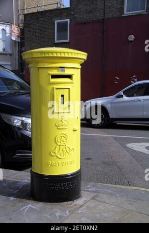 Boîte postale Yellow Royal Mail dans West London Street Banque D'Images