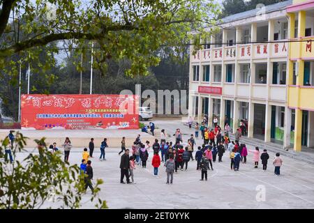 (210301) -- ZHENGHE, 1er mars 2021 (Xinhua) -- les étudiants se réunissent pour assister à la cérémonie d'ouverture d'un nouveau semestre à l'école primaire du groupe ethnique Xijin She, dans le comté de Zhenghe, dans la province de Fujian, dans le sud-est de la Chine, le 1er mars 2021. Un nouveau semestre a débuté lundi à l'école primaire du groupe ethnique Xijin She. Seule école d'internat pour les élèves du primaire au niveau du village dans le comté de Zhenghe, c'est une « maison loin de chez soi » pour ses 167 élèves, dont près de la moitié sont des enfants laissés pour compte. L'école a grandi d'une école ordinaire établie en 1979, et a développé sa capacité d'internat par le biais d'un Banque D'Images