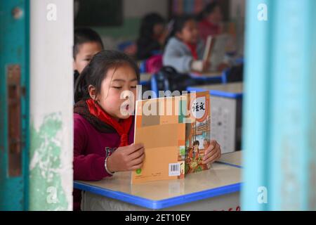 (210301) -- ZHENGHE, 1er mars 2021 (Xinhua) -- les élèves ont une lecture avant la classe à l'école primaire du groupe ethnique Xijin She, dans le comté de Zhenghe, dans la province de Fujian, au sud-est de la Chine, 1er mars 2021. Un nouveau semestre a débuté lundi à l'école primaire du groupe ethnique Xijin She. Seule école d'internat pour les élèves du primaire au niveau du village dans le comté de Zhenghe, c'est une « maison loin de chez soi » pour ses 167 élèves, dont près de la moitié sont des enfants laissés pour compte.l'école a grandi d'une école ordinaire établie en 1979, et a développé sa capacité d'embarquement par un processus de reconstruction progressive grâce à Banque D'Images