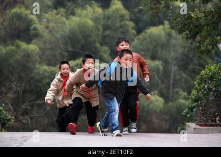 (210301) -- ZHENGHE, 1er mars 2021 (Xinhua) -- les élèves s'insèront à l'entrée de l'école primaire du groupe ethnique Xijin She, dans le comté de Zhenghe, dans la province de Fujian, au sud-est de la Chine, le 1er mars 2021. Un nouveau semestre a débuté lundi à l'école primaire du groupe ethnique Xijin She. Seule école d'internat pour les élèves du primaire au niveau du village dans le comté de Zhenghe, c'est une « maison loin de chez soi » pour ses 167 élèves, dont près de la moitié sont des enfants laissés pour compte.l'école a grandi d'une école ordinaire établie en 1979, et a développé sa capacité d'embarquement grâce à un processus de reconstruction progressif grâce à Banque D'Images