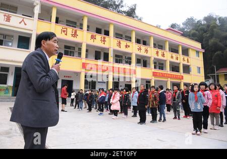 (210301) -- ZHENGHE, 1er mars 2021 (Xinhua) -- le directeur Zhuang Guigan prend la parole lors de la cérémonie d'ouverture d'un nouveau semestre à l'école primaire du groupe ethnique Xijin She dans le comté de Zhenghe, dans la province du Fujian, au sud-est de la Chine, le 1er mars 2021. Un nouveau semestre a débuté lundi à l'école primaire du groupe ethnique Xijin She. Seule école d'internat pour les élèves du primaire au niveau du village dans le comté de Zhenghe, c'est une « maison loin de chez soi » pour ses 167 élèves, dont près de la moitié sont des enfants laissés pour compte. L'école a grandi d'une école ordinaire établie en 1979 et a développé sa capacité d'internat Banque D'Images