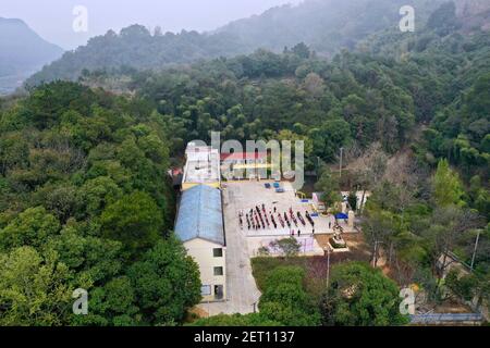 (210301) -- ZHENGHE, 1er mars 2021 (Xinhua) -- la cérémonie d'ouverture d'un nouveau semestre se tient à l'école primaire du groupe ethnique Xijin She, dans le comté de Zhenghe, dans la province de Fujian, dans le sud-est de la Chine, 1er mars 2021. Un nouveau semestre a débuté lundi à l'école primaire du groupe ethnique Xijin She. Seule école d'internat pour les élèves du primaire au niveau du village dans le comté de Zhenghe, c'est une « maison loin de chez soi » pour ses 167 élèves, dont près de la moitié sont des enfants laissés pour compte.l'école a grandi d'une école ordinaire établie en 1979, et a développé sa capacité d'embarquement par une remise en état progressive Banque D'Images