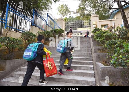 (210301) -- ZHENGHE, 1er mars 2021 (Xinhua) -- deux élèves qui font partie de l'école primaire du groupe ethnique Xijin She, dans le comté de Zhenghe, dans la province de Fujian, dans le sud-est de la Chine, le 28 février 2021. Un nouveau semestre a débuté lundi à l'école primaire du groupe ethnique Xijin She. Seule école d'internat pour les élèves du primaire au niveau du village dans le comté de Zhenghe, c'est une « maison loin de chez soi » pour ses 167 élèves, dont près de la moitié sont des enfants laissés pour compte.l'école a grandi d'une école ordinaire établie en 1979, et a développé sa capacité d'embarquement par une reconstruction progressive Banque D'Images