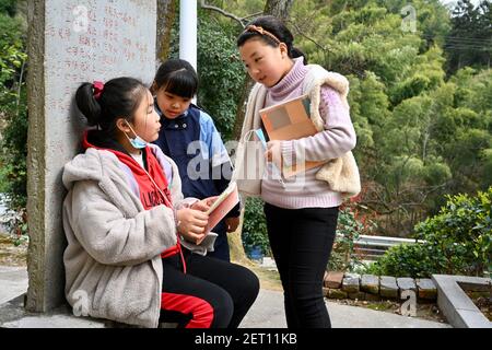 (210301) -- ZHENGHE, 1er mars 2021 (Xinhua) -- trois étudiants en pension passent en revue leurs leçons sur le campus de l'école primaire du groupe ethnique Xijin She, dans le comté de Zhenghe, dans la province de Fujian, dans le sud-est de la Chine, le 28 février 2021. Un nouveau semestre a débuté lundi à l'école primaire du groupe ethnique Xijin She. Seule école d'internat pour les élèves du primaire au niveau du village dans le comté de Zhenghe, c'est une « maison loin de chez soi » pour ses 167 élèves, dont près de la moitié sont des enfants laissés pour compte.l'école a grandi d'une école ordinaire établie en 1979, et a développé sa capacité d'embarquement par l'intermédiaire d'un diplômé Banque D'Images