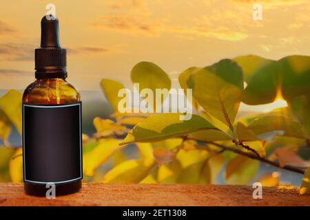 Cosmétique de barbe naturelle dans une bouteille marron - étiquette noire. Banque D'Images