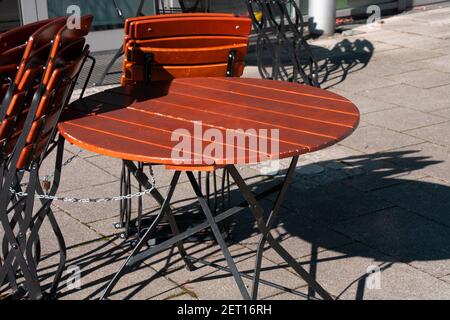 Table vide et chaises vides dans un restaurant fermé À la crise de COVID-19 en allemagne Banque D'Images