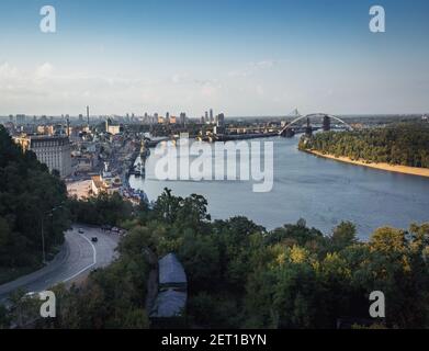 Vue aérienne de l'Embankment de Kiev et de la rivière Dniepr avec les ponts de Kiev en arrière-plan - Kiev, Ukraine Banque D'Images