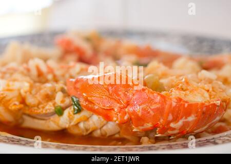 fruits de mer avec riz et herbes dans un plat en céramique Banque D'Images