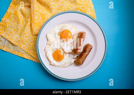 côté ensoleillé vers le haut des œufs biologiques avec des saucisses de petit déjeuner, un repas de régime cétogène Banque D'Images