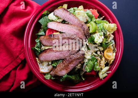 steak d'aloyau avec salade d'été, repas de régime cétogène Banque D'Images