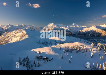 Velika planina avec des huttes de bergers couvertes de neige en hiver. Banque D'Images