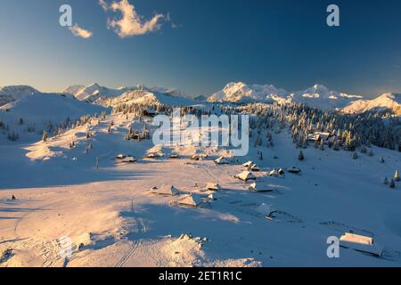 Velika planina avec des huttes de bergers couvertes de neige en hiver. Banque D'Images