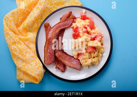 œufs brouillés, tomates et bacon, un repas de régime cétogène Banque D'Images