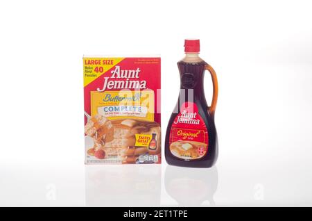 Boîte de mélange à crêpes et gaufres au lait de beurre Aunt Jemima avec sirop Bouteille Banque D'Images