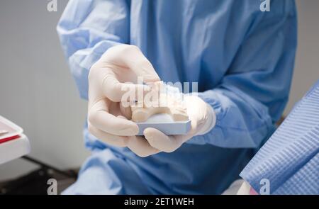 dentiste médecin, enseigne les dents médicales, clinique dentaire de fond Banque D'Images