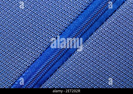 Fermeture éclair bleue pour les vêtements, sacs pour la production de vêtements. Fermeture éclair en plastique diagonalement Banque D'Images