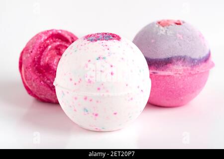 ensemble de belles bombes de bain. Sels de bain aromatiques sous forme de boule. Banque D'Images