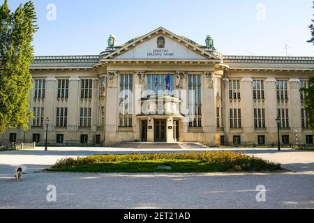 Zagreb, Croatie, Republika Hrvatska. Les Archives publiques, construites en 1907, sont le bâtiment où sont stockés les archives des entités publiques et privées. Banque D'Images