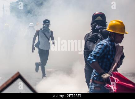 Les Manifestants Anti-coup D'etat Militaire Se Tiennent Derrière Des 