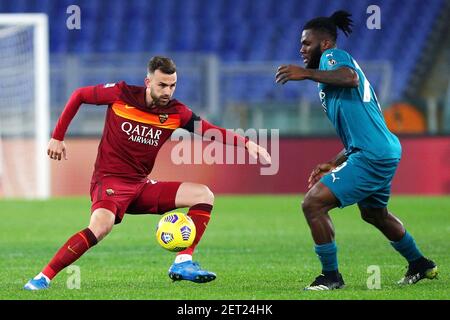 Borja Mayoral de Roma (L) vies pour le bal avec Franck Kessie de Milan (R) pendant le championnat italien Serie UN match de football entre AS Roma et AC Milan le 28 février 2021 au Stadio Olimpico à Rome, Italie - photo Federico Proietti / DPPI / LiveMedia Banque D'Images