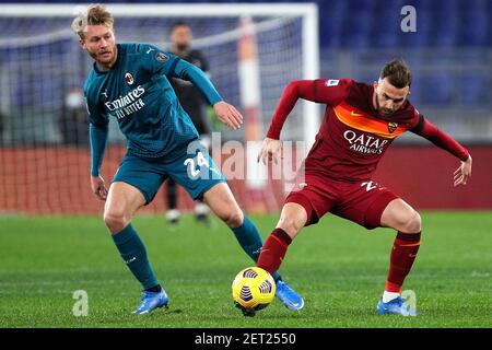 Simon Kjaer de Milan (L) vies pour le bal avec Borja Mayoral de Roma (R) pendant le championnat italien Serie UN match de football entre AS Roma et AC Milan le 28 février 2021 au Stadio Olimpico à Rome, Italie - photo Federico Proietti / DPPI / LiveMedia Banque D'Images