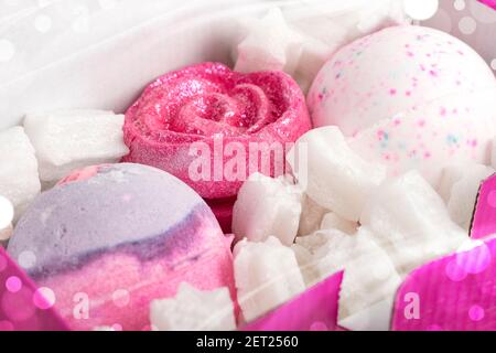 Ensemble cadeau de bombes de bain brillantes. Sels de bain aromatiques en forme de boule Banque D'Images