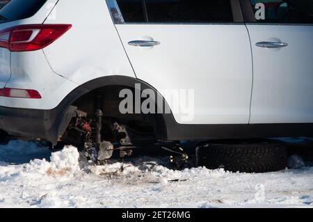 Voiture avec une roue volée dans la cour, à cric, vol de roues de voiture Banque D'Images